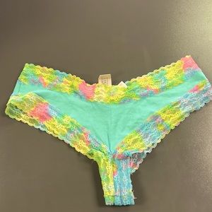 Victoria’s Secret cheeky panties-M-NWT